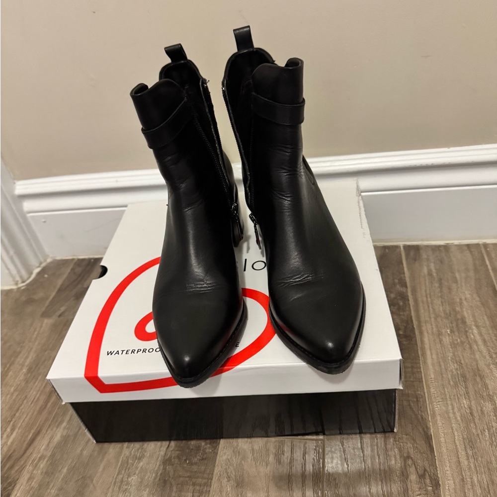 Blondo Black Heeled Boots with Sleek Design